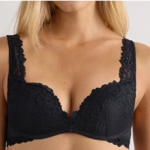 Svart intimissimi bh - Superfin helt ny intimissimi bh med prislapp kvar storlek 70B, säljer för att den inte passar. Pris kan diskuteras vill sälja den så fort som möjligt