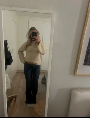 Mörkblå bootcut jeans låg midja - Snygga mörkblå jeans med bootcut och låg midja från Nelly. 