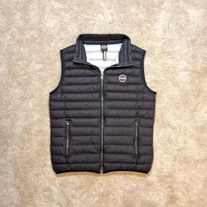 Svart och Vit Colmar Väst - Stl S - Hej säljer en snygg Colmar Jacka I färgen svart på utsidan och vit på insidan. Riktigt snygg och perfekt till våren och sommaren! Storleken är 16 år / 172cm. Passar storleken S och folk som är runt 172cm. Hör av dig om du har några frågor. Pris kan diskuteras!