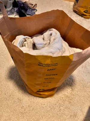 En TILL full påse med massa kläder! - I denna påse finns det en beige stickad tröja från lager 157 i storlek S, en vit stickad tröja från lager 157 med mönster i storlek Xs, en vanilj vit stickad tröja från lager 157 i storlek M, ett par rosa och beige stickade yoga pants från Gina tricot i storlek 158-164, ett par mjukis byxor från Gina tricot i beige i storlek Xs.