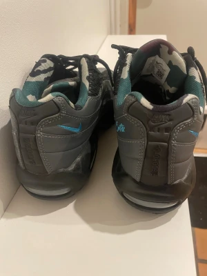 Nike Air Max sneakers svart/grå - Tja! Säljer nu dessa skor för dem sammmar bara damm. Dem ör nästan aldrig använda och därför riktigt bra skick. Priset är inte hugget i sten så kom med frågor om det är något ni undrar över!