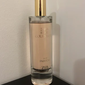 ZARA Rose Gourmand Parfym - Trendig parfym från ZARA med elegant design. Rose Gourmand är en populär doft som snabbt blivit en favorit bland unga. Perfekt för dig som vill sticka ut med stil. Eau de Parfum.