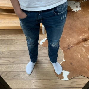 Blå replay jeans med slitna detaljer - Blå replay jeans med slut inget nypris ca 2000:-