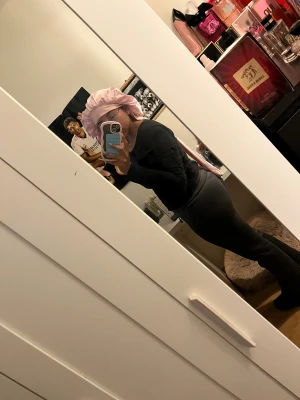 Svarta mjukisbyxor med tryck - Svarta mjukisbyxor med normal passform och rak siluett. Byxorna har snörning i midjan och ett vitt tryck på ena höften. Materialet är mjukt och bekvämt, perfekt för chill eller häng. Klassisk design utan muddar vid benslut. Säljs för dem är lite för korta och för små dom betställdes från shein och tyckte inte dom passa så bra så väljer att sälja dom. Storlek M och dem är använda 1 gång inga fläckar finns.