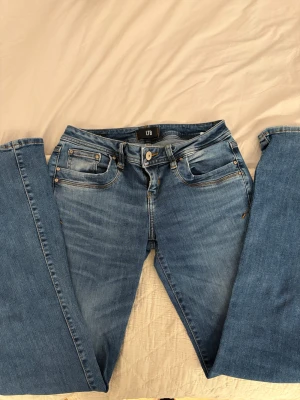 Blå jeans från LTB  - Snygga blå jeans från LTB med klassisk femficksdesign som är lågmidjade med bootcut. 