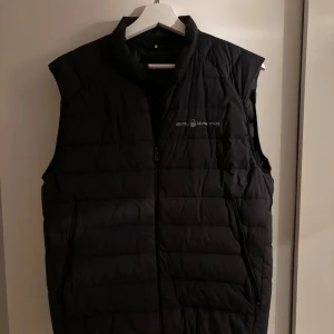 Svart Sail racing väst - Säljer min feta sail racing väst i storlek M. Använd sparsamt och nypriset ligger på 2200kr. Vid frågor eller funderingar hör av er!