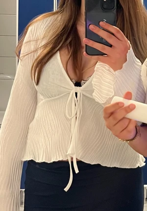 Vit blus från Gina Tricot - Snygg blus/topp från Gina Tricot med lång ärm och  snörning framtill. Passar till vardag och finare tillfällen🤗