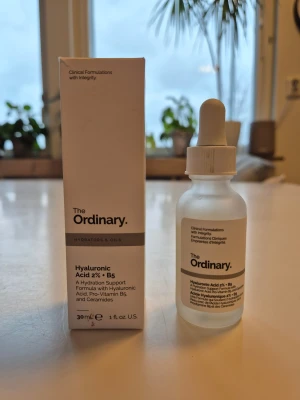 The Ordinary Hyaluronic Acid 2% + B5 - Hyaluronic Acid 2% + B5 från The Ordinary. Perfekt för att boosta fukt och ge huden extra glow med hyaluronsyra, pro-vitamin B5 och ceramider. Testad men passar inte mig.