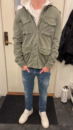 Grön field jacket - Tja! Säljer denna feta field jacket från set urban, en tvär fet jacka som passar bra nu i vintertider| skick 9/10 | mitt pris 600 kr| hör av dig vid funderingar!