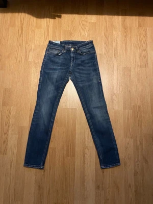 Dondup Jeans - Snygga blå jeans från Dondup i perfekt skick✅                      Storlek: W27 L30 De är bara att höra av dig om mer information eller bilder för vi svarar snabbt! Priset är prutbart vid enkel affär