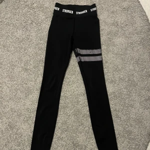 Stronger byxor  - Jätte bekväma stronger byxor i storlek xss! Lite slitna på motivet men funkar som nya 