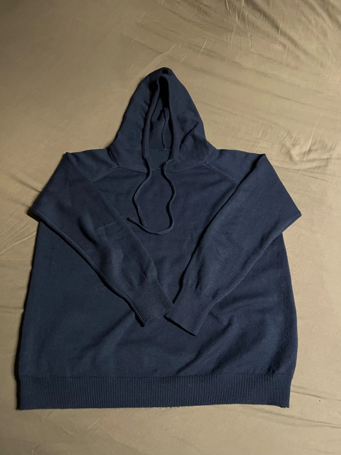 Två stickade hoodies med huva