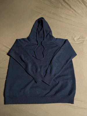 Två stickade hoodies med huva - två stickade hoodies, köpte dom precis men dom var för små så säljer vidare
