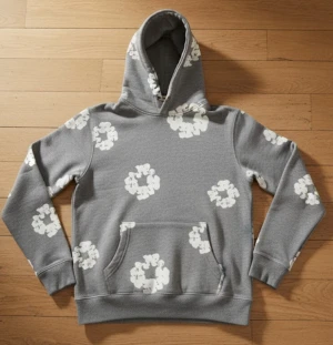 Grå denim hoodie  - Säljer en grå denim hoodie. Tröjan har huva, lång ärm och en stor magficka framtill. Perfekt för dig som gillar chill och avslappnad stil. 