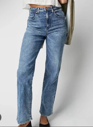 Mom jeans, FB Sister - Snygga blåa ”Mom jeans” från New Yorker jeans”. Modellen har hög midja. Klassisk femficksdesign och dragkedja med knapp. Jeansen är tillverkade i jeansmaterial och har en cool, tidlös look som passar perfekt till sneakers eller boots. Storlek M men passar även S. 