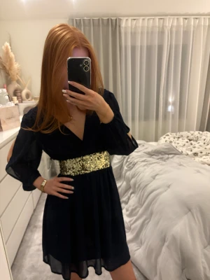 Mörkblå nyårsklänning - Mörkblå klänning med guldpaljetter i midjan perfekt till nyår✨Storlek 6 motsvarar ca xs