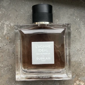 Guerlain L'Homme Ideal EdP 70ml/100ml - Pris kan diskuteras! Stilren och modern Eau de Parfum från Guerlain, L'Homme Ideal. Flaskan rymmer 70ml/100 ml och är tillverkad i Frankrike. Perfekt för dig som vill ha en klassisk och tidlös doft i din samling. Ingen presentation. 