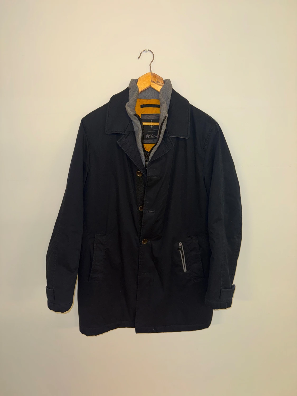 Svart rock från Oscar Jacobson