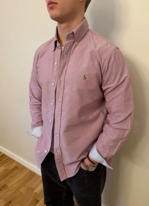 Lila Ralph Lauren skjorta - Nu säljer vi ännu en snygg polo skjorta som passar till alla tillställningar! Du ska kunna uttrycka stil utan att det kostar för mycket!🕺💼🤩  Storlek👔: M Nypris💰: ca 1499