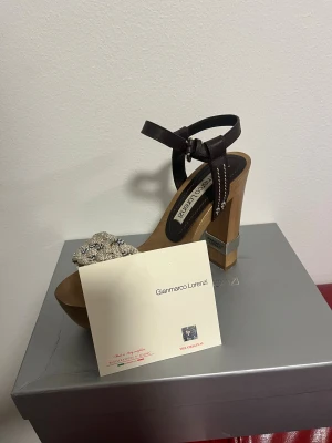 Gianmarco Lorenzi Dam Klackskor - ✨ Exklusiva Gianmarco Lorenzi klackskor – i mycket fint skick! ✨ Säljer ett par eleganta och lyxiga skor från Gianmarco Lorenzi, kända för sin italienska design och höga kvalitet. Skorna är i bra skick, väl omhändertagna och redo för en ny ägare. Ett perfekt val för dig som vill ha exklusiva designerklackar till ett riktigt bra pris.  📩 Skriv gärna om du har frågor eller vill se fler bilder! 
