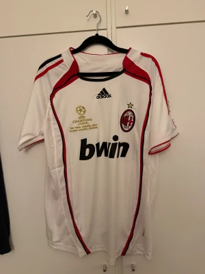 AC Milan Kaka tröja  - Vit AC Milan Champions League 2007 tröja med Kaka och nummer 22.
