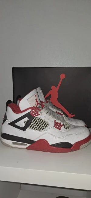 Jordan 4 fire red - Ett par Air Jordan 4 fire red, har inte använt dem så mycket och de är väldigt bra skick, skolådan fås med. Storlek 42.