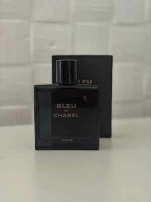 Bleu De Chanel - Bleu De Chanel Parfum 100ml. Nästan full, ca. 90/100ml kvar. Väldigt Manlig och rik lukt, passar till alla årstider 🤩. (Se vad den luktar på på 4e bilden) Kontakta för frågor och pris.🙌📲