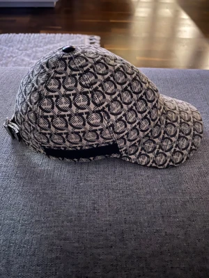 Svartvit mönstrad keps från Ferregamo  - Ferregamo Keps köpt från Minto 