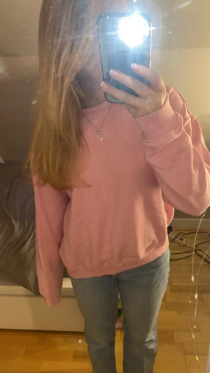 Rosa sweatshirt - Säljer en enkel och chill rosa sweatshirt med rund hals och långa ärmar. Bara att skriva om du undrar något💞