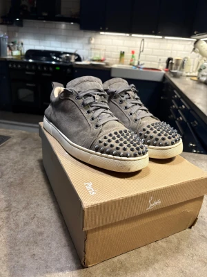 Mocha Christian Louboutin skor - Säljer nu mina loubs i en extremt fet colorway som inte finns längre i mocha grönt. Skorna är i relativt bra skick och ser riktigt bra ut på foten. Inga större skador på dom👍 Hör av dig vid frågor👍.                        OBS saknar en spik