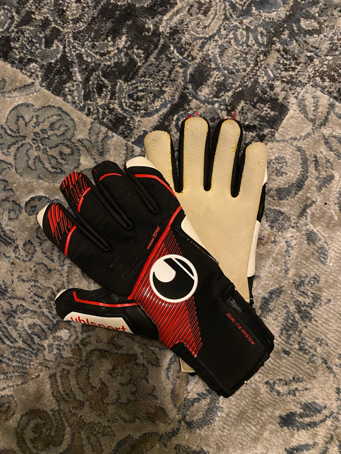 Uhlsport svarta och röda målvaktshandskar - 1