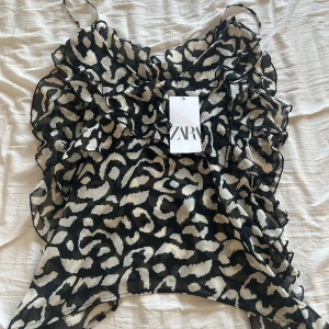 Sött  linne Zara💓 - Säljer detta supersöta linne i fint skick!  Det är från Zara och passar som festtopp