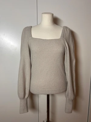 Stickad topp  - Stickad tröja från h&m. Storlek s. Beige/gråaktig i färgen. Lite nopprig på vissa ställen men inte mycket alls.  Köp sker via köp nu, jag postar inom 24h. Kvar tills markerad såld