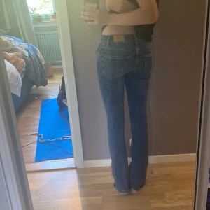 Blå bootcut jeans från Gina Tricot  - Säljer ett par blå jeans från Gina Tricot i storlek 32. Modellen har bootcut-ben, klassisk femficksdesign och normal passform. Jeansen mid-low waist skulle jag säga, säljer då dom är försmå använda max 5 ggr. 