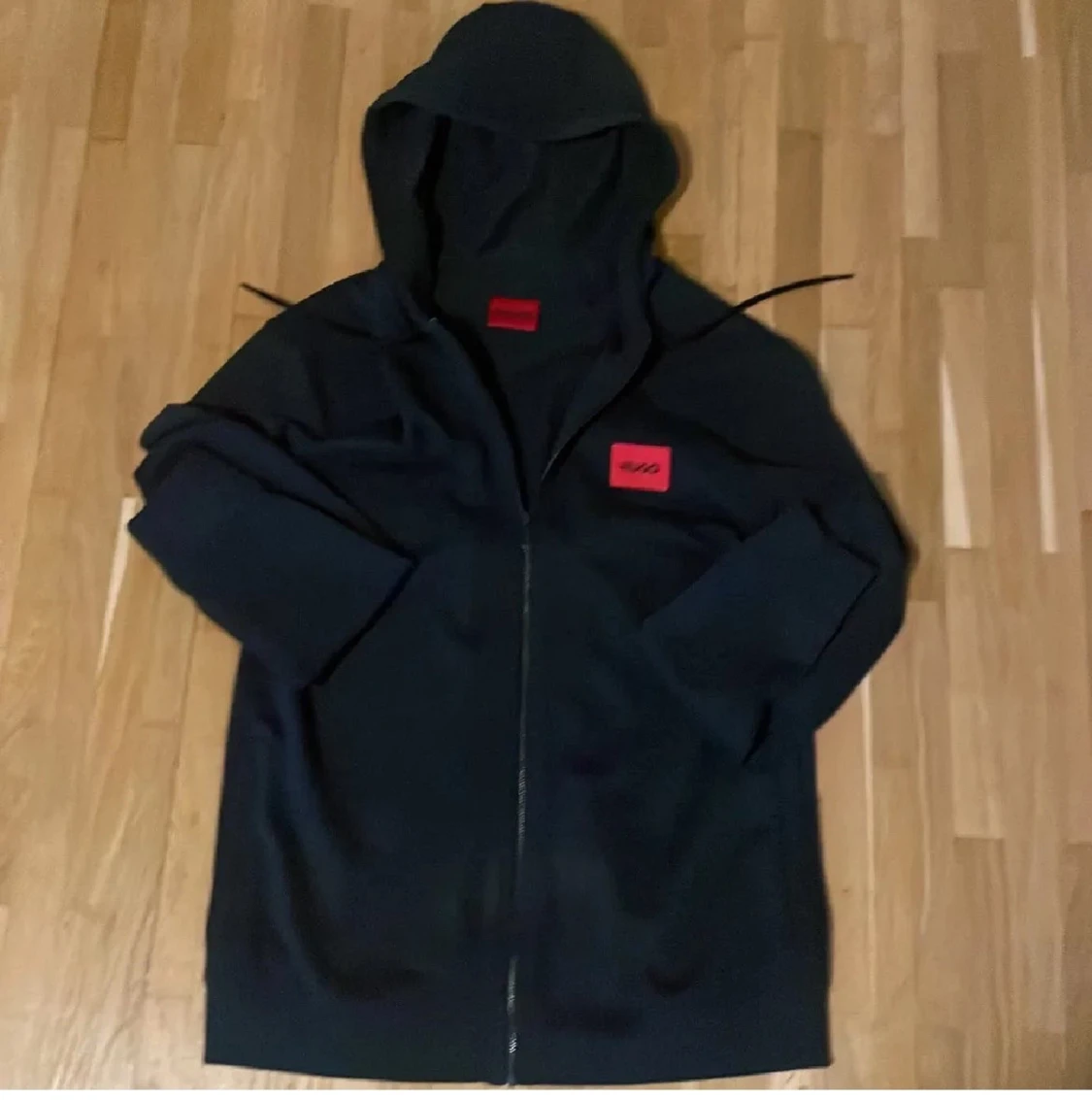 Svart hoodie från Hugo med röd logga