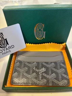 Grå Korthållare - Snygg korthållare som kan få plats med allt. Priset går att diskuteras. Ställ gärna frågor, fraktar samma dag. Aldrig använd 