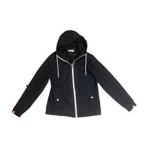 Mörkblå Windbreaker - En riktigt snygg och bekväm mörkblå Windbreaker från Pier One med dragkedja och huva. Med snygga vita detaljer och en inneficka. Köpte den nyss men var för liten så har ej använt den någon gång. Bara fråga om du undrar något, priset kan diskuteras 