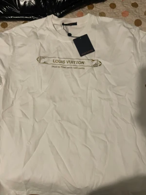 Vit Louis Vuitton t-shirt med guldtryck - Står XXXL men Passar XL, helt oanvänd o bra skick med tag , fraktar samma dag🙌
