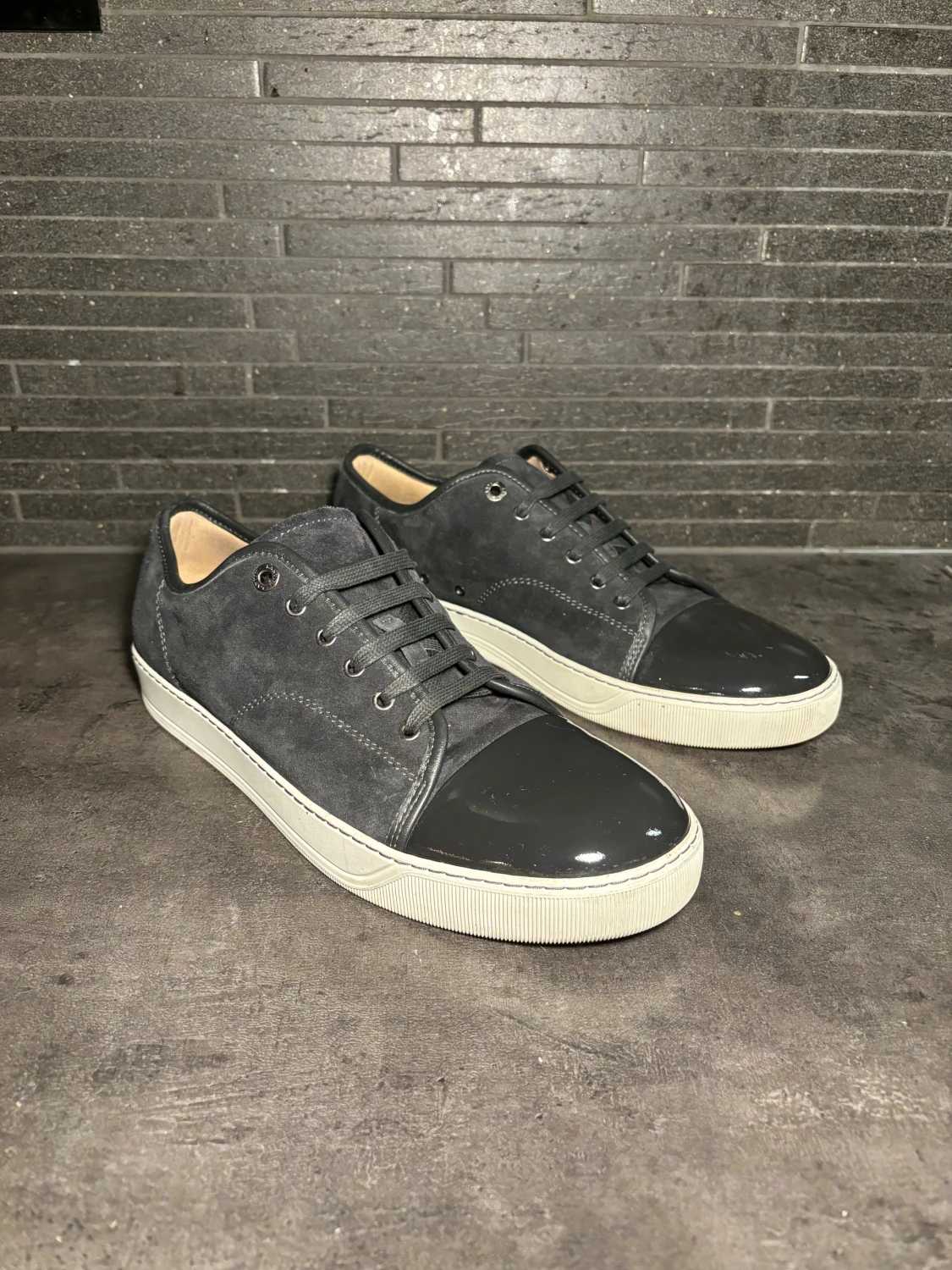 Mörkgrå Lanvin med lackad tå