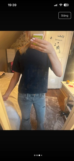 Mörkblå stickad t-shirt Gina Tricot - Säljer en mörkblå stickad t-shirt från Gina Tricot i storlek 158/164. T-shirten har korta ärmar, rund hals och är gjord i ett mjukt stickat material som känns skönt mot huden. Enkel och stilren modell som är lätt att matcha med jeans eller kjol.