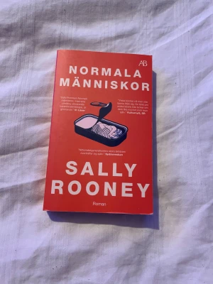 Normala människor av Sally Rooney - Normala människor av Sally Rooney boken är i bra skick små skador som knappt märks