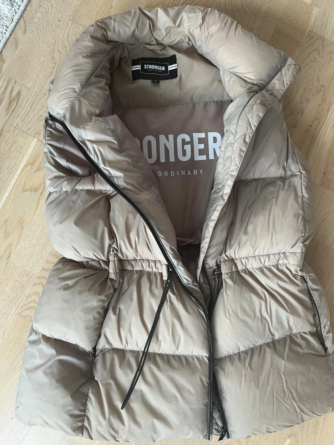 Beige dunväst från Stronger - 1