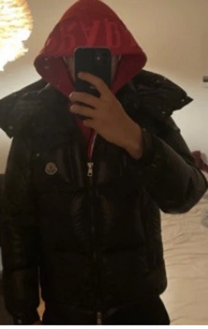Svart Moncler pufferjacka herr - Svart pufferjacka från Moncler med glansig finish och klassisk logotyp på bröstet. Jackan har huva, dragkedja framtill och en loose passform. Perfekt för kalla dagar och har en riktigt fet streetstil. Pris kan diskuteras 