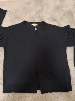 Mörkblå kofta med stjärnknapp Gina Tricot - Snygg mörkblå kofta från Gina Tricot i stickad bomullsmix. Koftan är aldrig använd då den är väldigt stor
