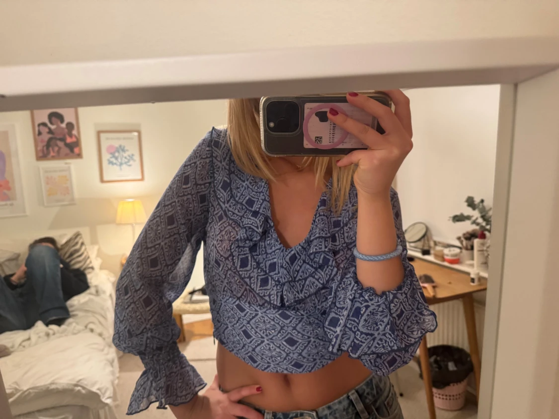 Blå croppad blus med volang - 1