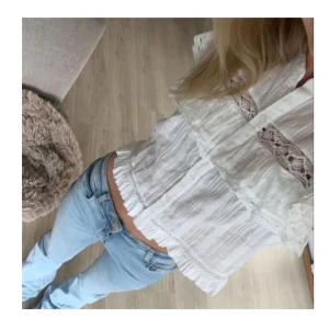 Zara blus - Säljer denna så söta blusen från Zara då jag har flera liknande!!💖💖💖S-XS Bilden på är lånad då jag inte har nån bra🥰