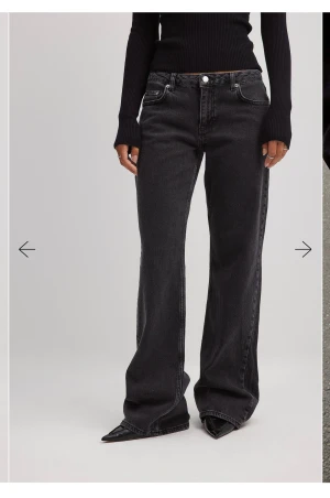 NAKD jeans med låg midja - Säljer dessa lågmidjade jeans från Na-kd. Helt oanvända i färgen mörkgrå. Storlek 32 passar även 34, nypris 700kr. Uppskattar snabb affär 💕