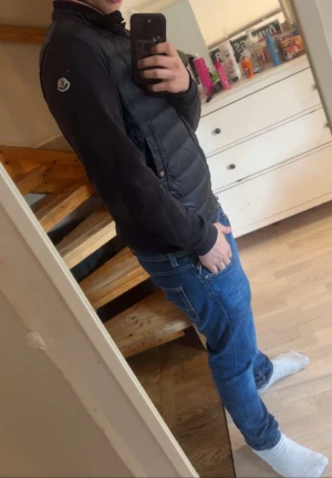 ÄKTA Moncler Cardigan - Ett kap! 1699kr för en riktig moncler cardigan. Äktehetsbevis finns vid industri tagen, org pris 12 000kr mitt pris endast 1699kr är i behov av pengar därav pris. Passa på snabbt! Storlek L sitter som M/S inte L!!!!!