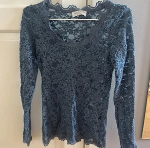 Spetstopp - Blå festtopp i spets i intimissimi liknande mönster. Knappt använd och i fint skick 💕