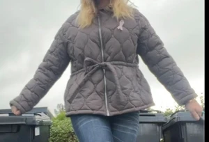 Grå/brun quiltad pufferjacka med bälte - Super fin jacka som jag andvänt ca 2 gånger!!
